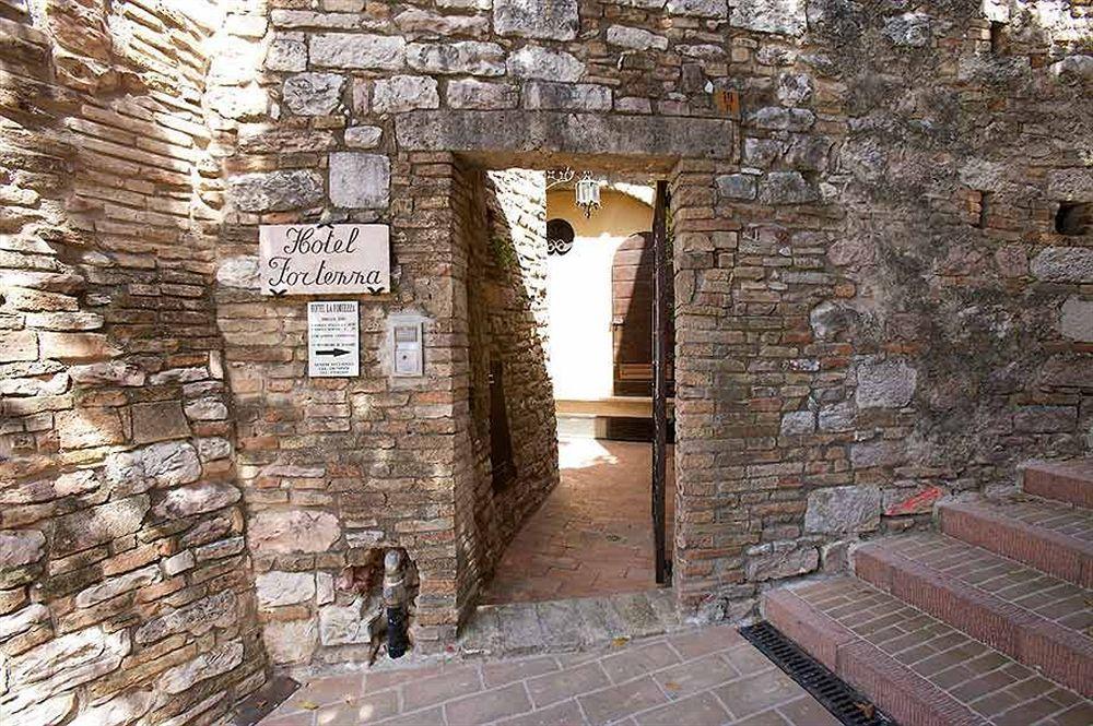 Hotel La Fortezza Ассізі Екстер'єр фото